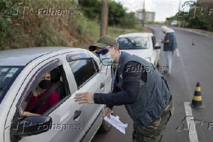 Blitz realizam testes de covid, na entrada da cidade de Araraquara (SP)