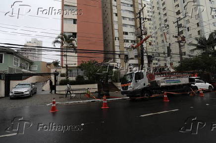 Moradores de prdios na rua Onze de Junho sem energia eltrica