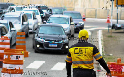 Motoristas enfrentam lentido no acesso para a rodoviria do Tiet