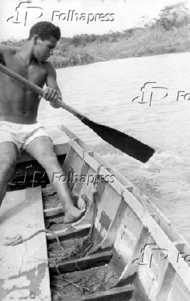 1954Garoto com barco no Rio Tiet, em