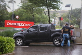 Policia Federal chega na sede da Odebrecht, em uma das fases da Lava Jato, em 2015
