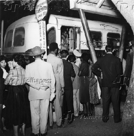 Fila de passageiros em ponto de nibus em So Paulo (1951)
