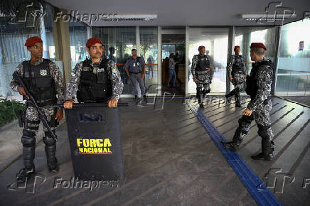Soldados da Fora Nacional montam guarda em frente a portaria principal do MEC