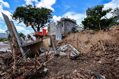 Las lluvias del huracn John derrumban casas y sueos de familias en el mexicano Acapulco