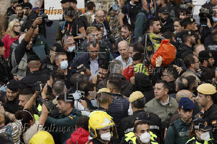 Insultos y lanzamiento de barro a la comitiva de los reyes al llegar al centro de Paiporta