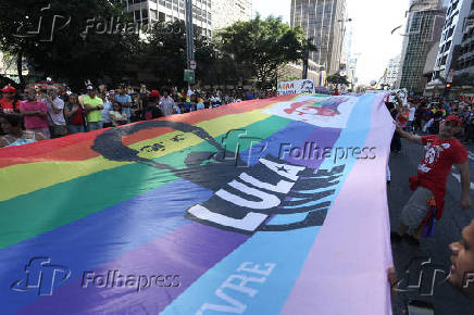 Manifestantes com faixa em defesa de Lula na Parada LGBT de SP