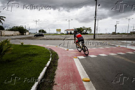 Ciclista usa faixa exclusiva para bikes na avenida Doutor Jackson Klper Lago