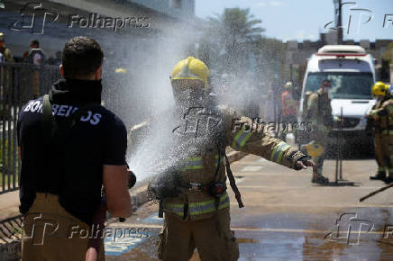 Bombeiros trabalham no rescaldo de um incndio no hospital Santa Luzia