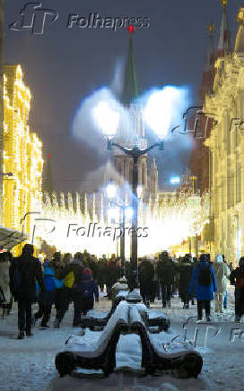 Iluminao de Natal entre as lmpadas de rua, em Moscou, na Rssia