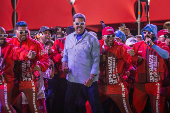 El chavismo y la oposicin miden su fuerza en multitudinarias marchas en cierre de campaa