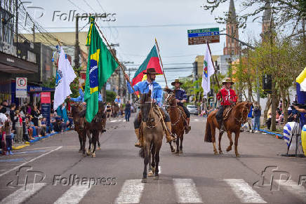 Desfile farroupilha comemora o dia do gacho no rio grande do sul