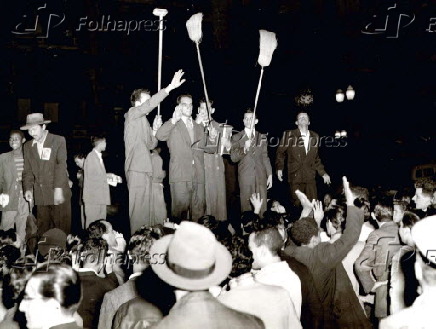 Manifestantes com vassouras durante