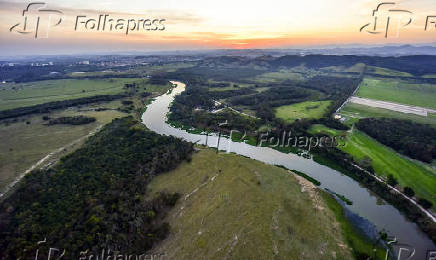 Vista area do rio Paraba do Sul, em So Paulo