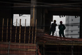 Operrios trabalham em construo em edifcio na Barra Funda, em SP