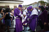 Cientos de devotos acompaan la centenaria procesin de los Cristos en El Salvador