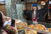 Nathy Peluso trae la 'Grasa' a Nueva York repartiendo pizza