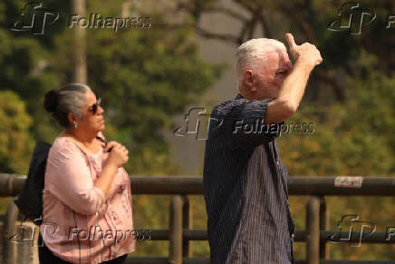 Pedestres enfrentam calor em SP