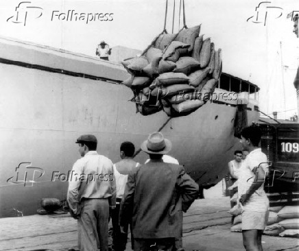 1961Embarque de caf no porto de