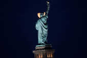Lua cheia  vista  prxima a Estatua da Liberdade em Jersey City