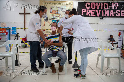 Vacinao de moradores de rua com mais de 60 anos no Belenzinho, em SP