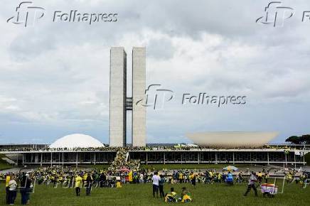 Golpistas pr-Bolsonaro invadem Planalto, Supremo e Congresso