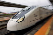 El ministro de Transportes y Movilidad Sostenible, scar Puente, viaja en un tren de alta velocidad de la serie 106 de Renfe, de cara a la puesta en servicio de los Avril