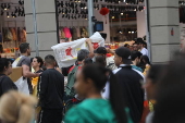 Movimentao na rua 25 de Maro em So Paulo