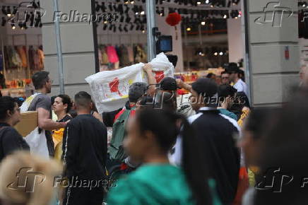 Movimentao na rua 25 de Maro em So Paulo