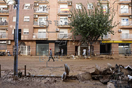 Miles de voluntarios colaboran sin descanso en los pueblos arrasados por el agua