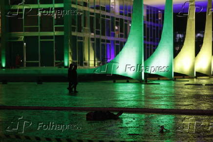 Corpo de um homem morto na frente do STF