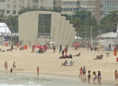 Primeiro dia de vero com com poucos banhistas na praia de Copacabana