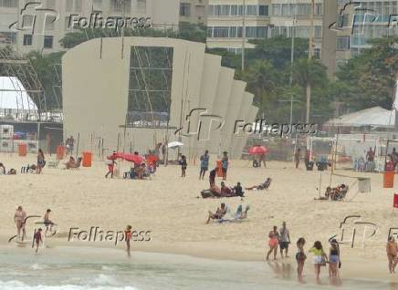 Primeiro dia de vero com com poucos banhistas na praia de Copacabana