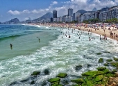 Praia de Copacabana lotada no primeiro dia do ano