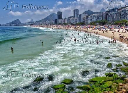 Praia de Copacabana lotada no primeiro dia do ano