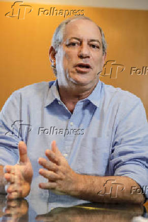 Ciro Gome (PDT) durante entrevista em seu apartamento em Fortaleza (CE)