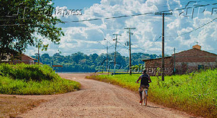 Estrada que era usada por alunos para ir a escola, prxima  vila de Cujubim Grande, em Porto Velho (RO)