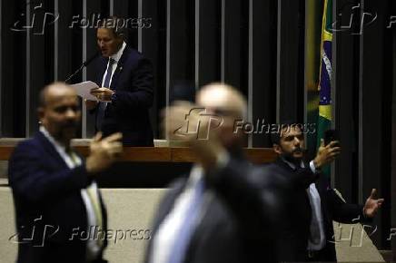 Deputados gravam vdeos e lives para as redes sociais enquanto o relator l projeto