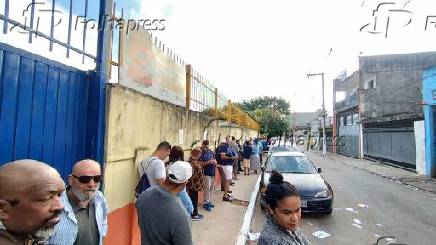 Eleitores aguardam abertura de seo eleitoral em So Paulo