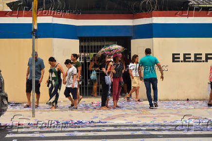 Santinhos espalhados pelas ruas de Belm - PA