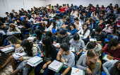 Estudantes pr-vestibular do cursinho Anglo em So Paulo