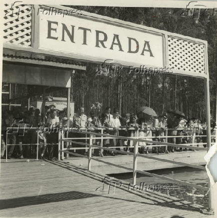  No embarcadouro, no Lago do Ibirapuera, zona Sul de So Paulo (1953)