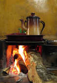 Bule de caf sobre fogo a lenha no restaurante Venda do Chico