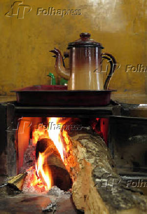 Bule de caf sobre fogo a lenha no restaurante Venda do Chico