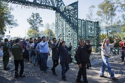 Mexicanos entram na residncia presidencial Los Pinos, na Cidade do Mxico