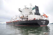 O navio de bandeira iraniana Bavand fundeado na regio do porto de Paranagu (PR)