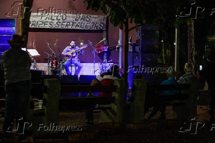 Show do violeiro Rancharia, 43, no palco dedicado  msica sertaneja de raiz, em Barretos