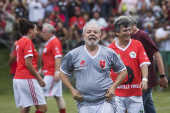 Lula comemora gol em jogo festivo em Guararema (SP)