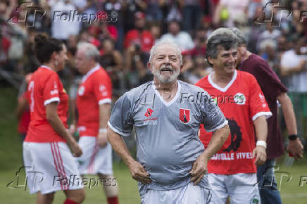 Lula comemora gol em jogo festivo em Guararema (SP)