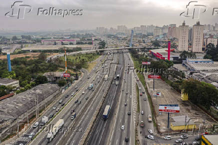 Vista de drone da BR-116, a rodovia Presidente Dutra