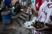 Moradora em Salvador segura prato de comida